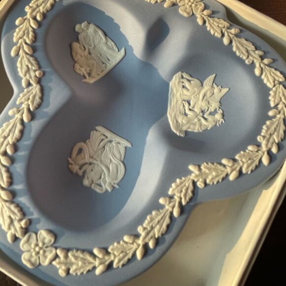 Wedgwood Blue Jasper Vintage Clover Shaped Trinket Dish in Original Box - Picture 2 of 14